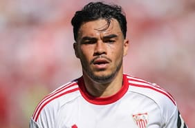 Era el villano, pero lo salvó Vlachodimos: el increíble penal que cometió Gabriel Suazo y que casi condena al Sevilla