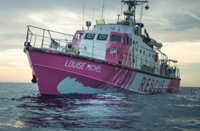 El barco que rescata migrantes financiando por Bansky pide ayuda
