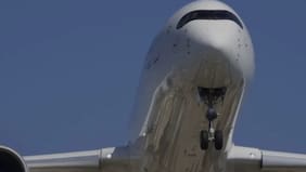 Acusan a un hombre de apuñalar a dos adolescentes en pleno vuelo de Lufthansa: esto es lo que se sabe