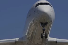 Acusan a un hombre de apuñalar a dos adolescentes en pleno vuelo de Lufthansa: esto es lo que se sabe