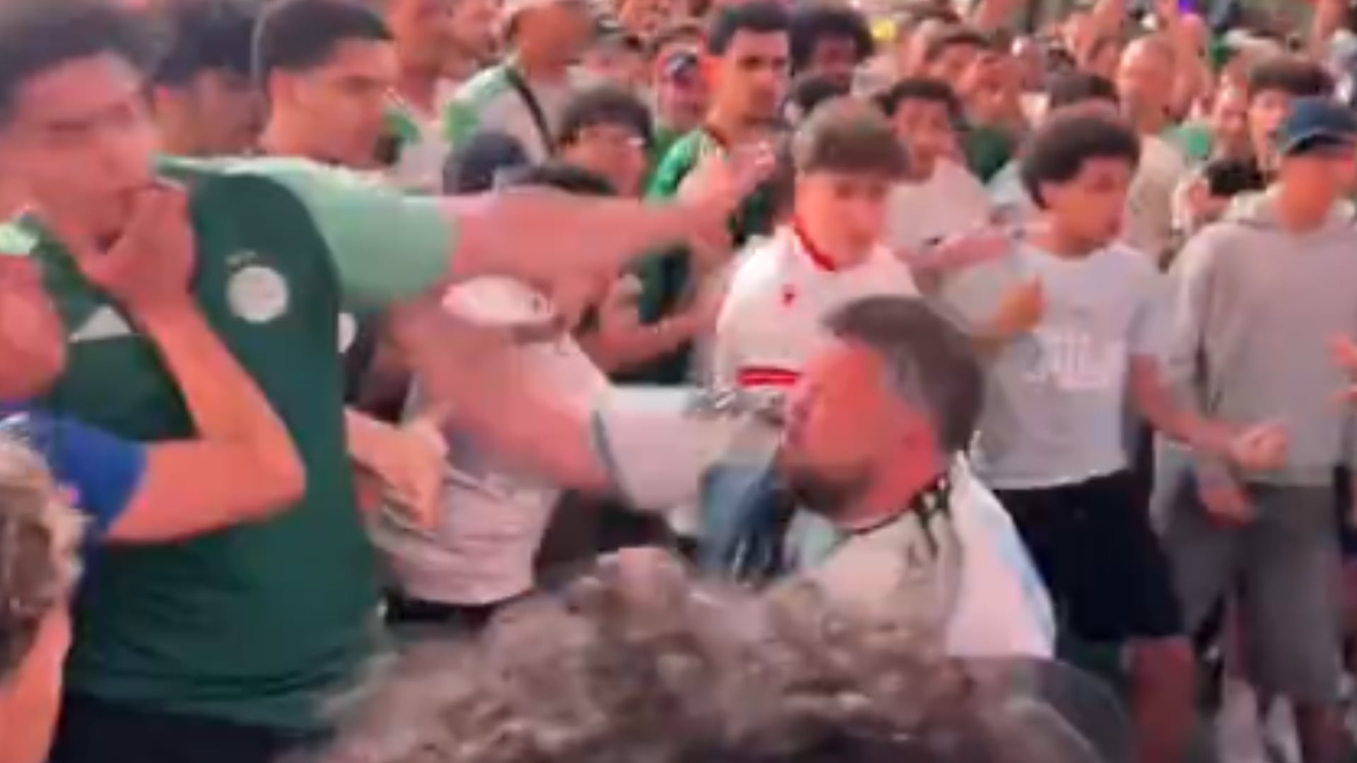 La violencia se toma Times Squares: hinchas de Argentina y Argelia se enfrentan en Nueva York