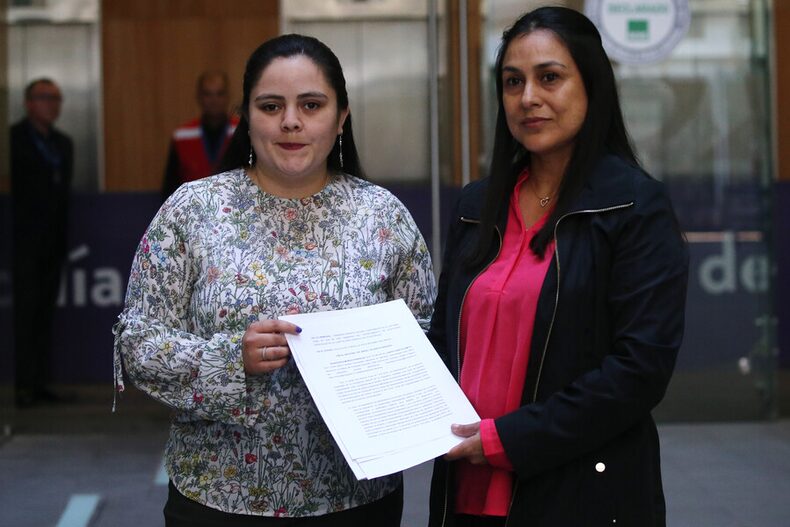 Las diputadas del Partido Social Cristiano (PSC), Sara Concha y Francesca Munoz, ingresan una denuncia a la Fiscalía por el caso pensiones de gracia y piden la renuncia de la directora del INDH. Javier Salvo/Aton Chile