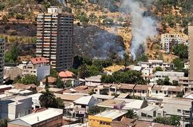 Parquemet cierra accesos y solicita evacuación de personas ubicadas cerca de incendio forestal en el cerro San Cristóbal