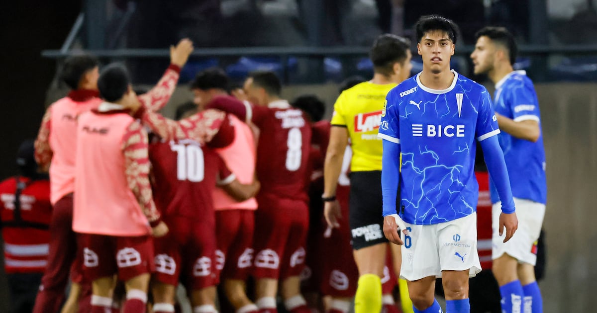 Bóng đá, Universidad Catolica gặp Deportes La Serena, vòng 16 Liga de Primera 2026; cầu thủ Universidad Catolica Sebastian Arancibia, bên phải, tiếc nuối sau bàn thắng thứ ba của Deportes La Serena tại trận đấu ở Claro Arena, Santiago, Chile, ngày 25/07/2026 (Anh: Futbol, Universidad Catolica vs Dep