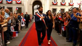 Presidente Boric abandona La Moneda entre aplausos y se dirigirse al Congreso