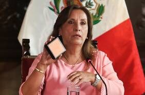 Presidenta de Perú alcanza histórico índice de rechazo en medio de crisis política y escándalo de corrupción
