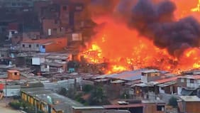 Mega incendio en Perú deja a cuatro heridos y más de 310 damnificados