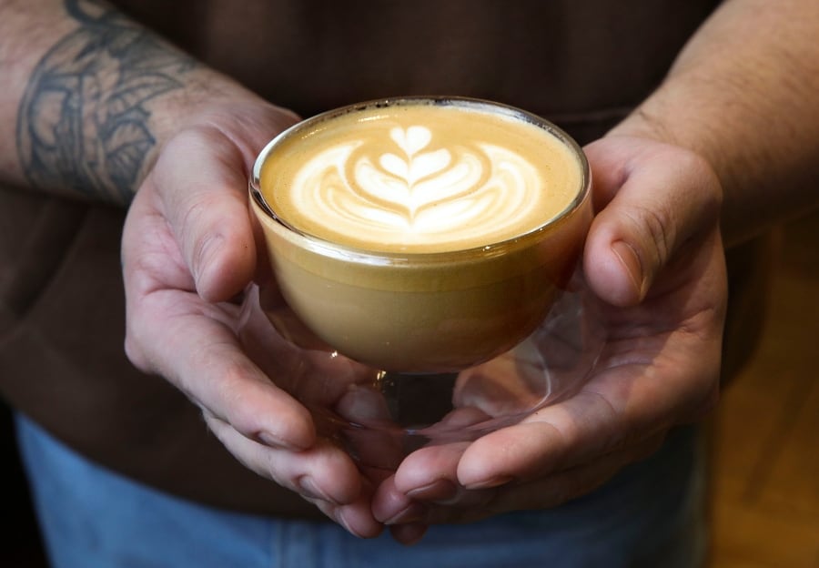 Qué efectos tiene el café en tu intestino y cerebro, según un reciente estudio