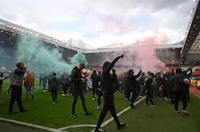 El City debe esperar por el título: se suspende el United-Liverpool tras la invasión de Old Trafford