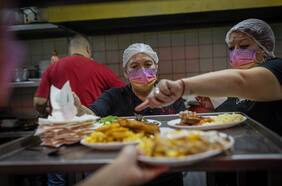 Comer en Chile: de la escasez y el ingenio, a la sobreoferta y sobrealimentación