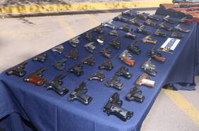 Escopetas, pistolas y subametralladoras: PDI incauta cerca de 100 armas de fuego desde bodega en Huechuraba por caso Armerías