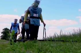 Capacitan a ucranianos para desactivar bombas en campos minados