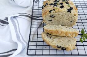 Un rápido pan de cerveza con aceitunas y parmesano: está listo en menos de una hora