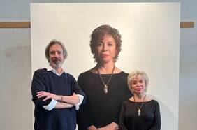 Casi idénticas: Isabel Allende y su impresionante retrato, obra del artista que inmortaliza célebres figuras