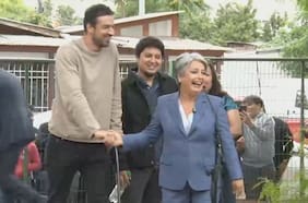 El inesperado momento en que Tomás Vodanovic aparece en el lugar de votación de Jeannette Jara