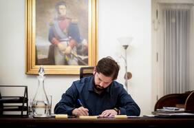 Presidente Boric revela que tuvo “dudas” sobre si mantener o no el cuadro de Bernardo O’Higgins en su despacho presidencial