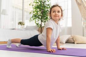 Por qué es bueno que niñas y niños practiquen yoga, según pediatras y psicólogas