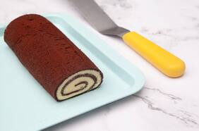 Brazo de reina de chocolate y crema de limón sin gluten