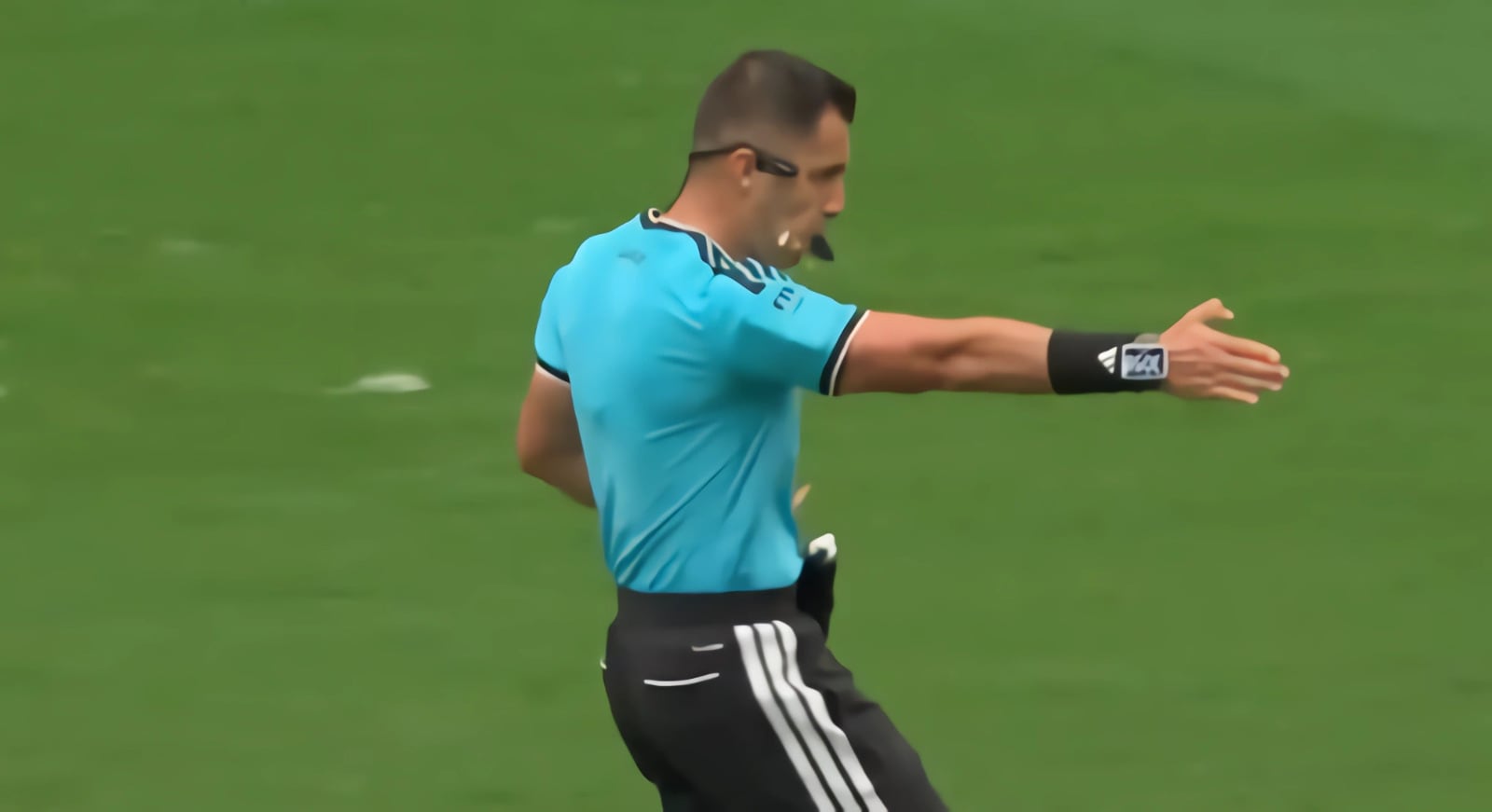 El arbitraje chileno, en la mira: Cristian Garay y Juan Lara protagonizan una de las grandes polémicas del Mundial 2026