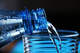 ¿Qué es mejor, el agua con gas o sin gas? Esto dicen dos médicos