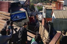 Bus de locomoción colectiva impacta vivienda en Valparaíso: conductor presentó narcotest positivo para cocaína
