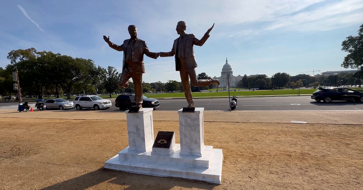 Aparece una polémica estatua de Trump y Epstein de la mano frente al Capitolio en Washington
