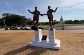 Aparece una polémica estatua de Trump y Epstein frente al Capitolio