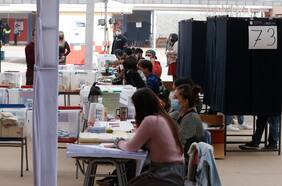 Votante denuncia problemas para sufragar en Australia: libro aparecía firmado junto a su nombre