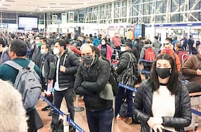 Largas filas para pasar por aduanas sanitarias en aeropuerto de Santiago