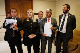 Oposición presenta acusación contra exministro Pardow y se abre debate por rol de La Moneda en su defensa