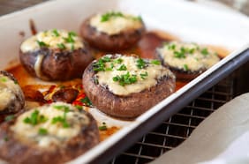 Champiñones asados rellenos con queso azul