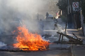 Con barricadas y un detenido: comienza desalojo de toma en el sector de Placilla en Valparaíso