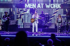 Con dedicatoria a las víctimas de los incendios Men at Work cierra la tercera noche de Viña 2024