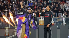 Tiene tres récords mundiales: quién es Sebastián Álvarez, el paracaidista que le entregó la camiseta de Colo Colo a Vozinha