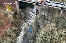 Seis personas mueren por caída de bus desde un puente a un río en España