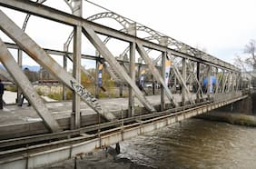 Tras diez años cerrado: alistan renovación del puente Los Carros que conecta Santiago y Recoleta