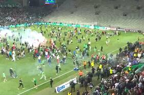 Otro escándalo en el fútbol francés: invasión de cancha y lanzamiento de bengalas tras el descenso del Saint-Étienne