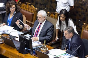 Fallido permiso administrativo y sospechas en torno a un oficio prolongan conflicto por secretario del Senado