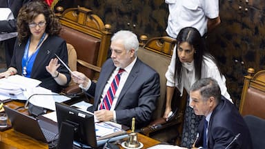 Fallido permiso administrativo y sospechas en torno a un oficio prolongan conflicto por secretario del Senado