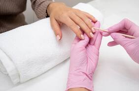 ¿Te haces esmaltado permanente? Estos son los riesgos que corren tus uñas