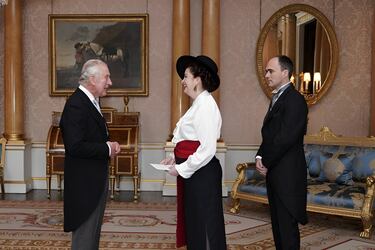 Exembajadora Susana Herrera presentando sus cartas credenciales frente al Rey Carlos III.