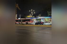 Motociclista intenta evadir control policial y termina hospitalizado tras violento choque en Providencia