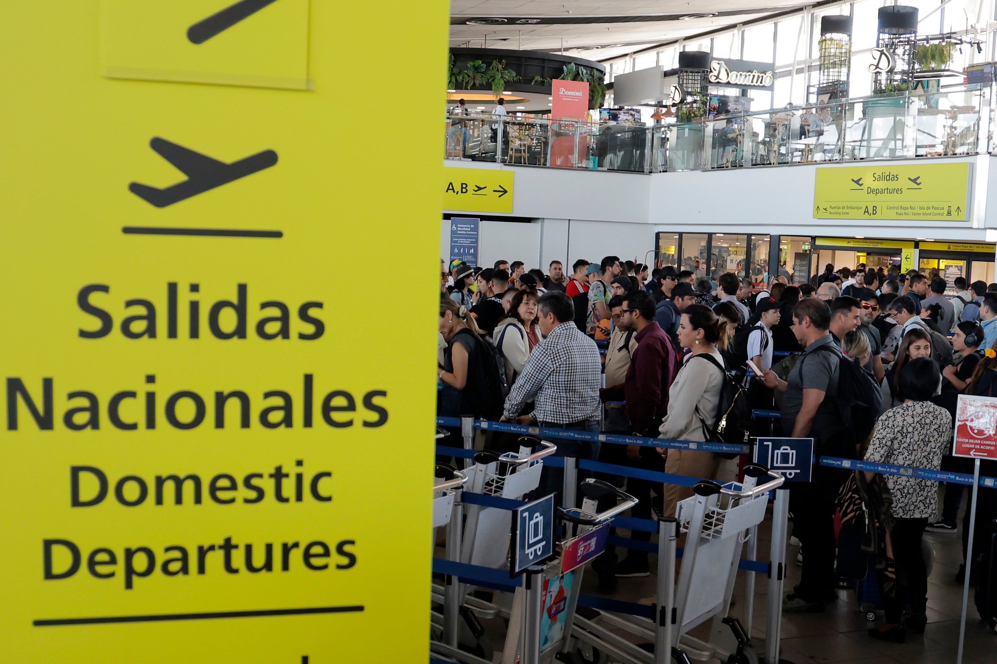 Tráfico aéreo de pasajeros nacionales suma 11 meses a la baja ante caída de rutas entre regiones