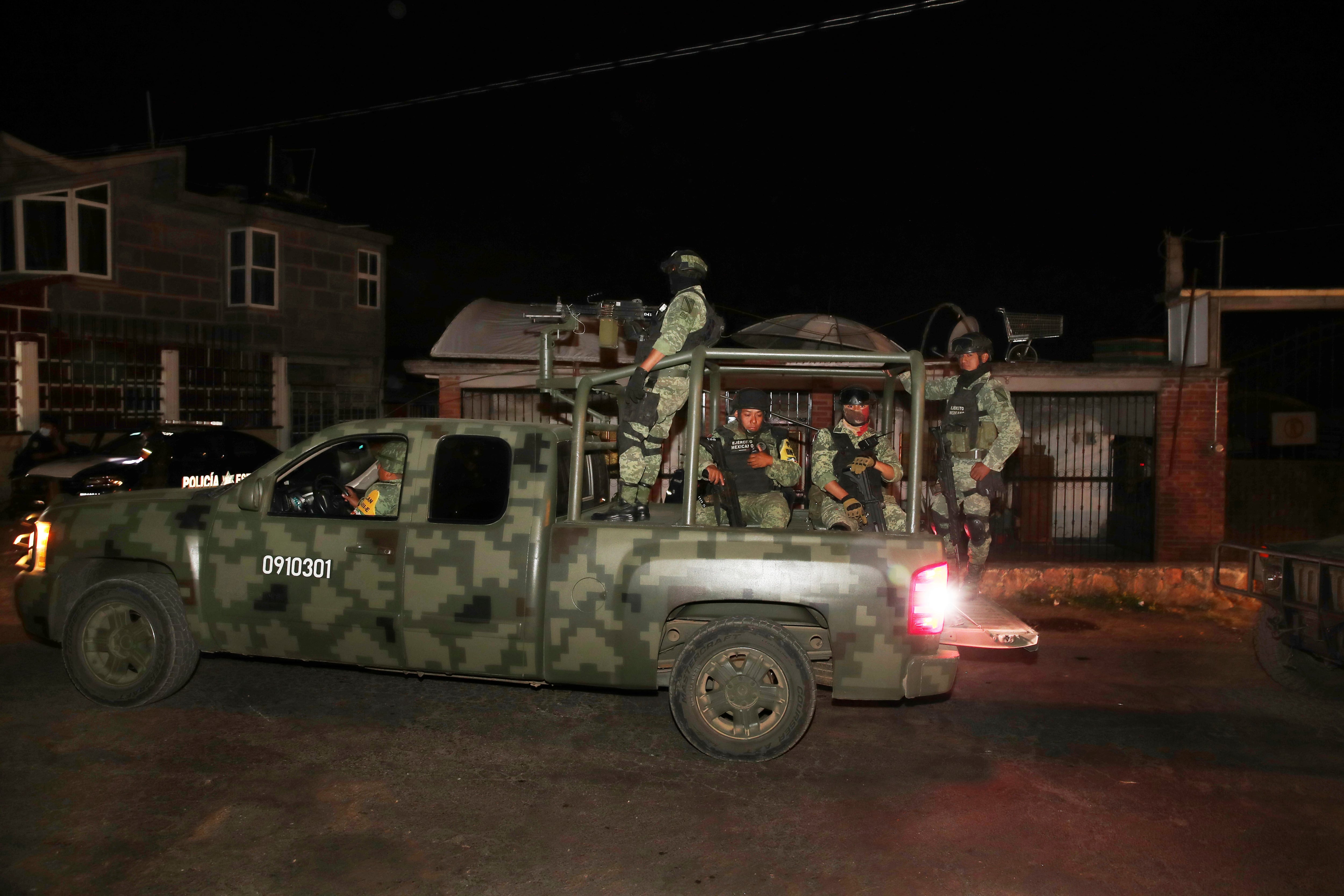 Soldado fuertemente armados conducen en una área donde más de una decena de agentes fueron asesinados después de que un convoy fuera emboscado por supuestos traficantes de droga en Coatepec Harinas en México. Foto: Archivo