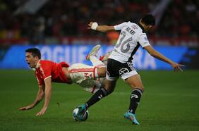 Brasileño Moisés se burla de Pablo Solari tras la goleada del Inter sobre Colo Colo: “Buen viaje, hablador”