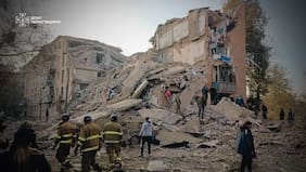 Zelensky afirma que Rusia bombardeó un edificio de departamentos como regalo de cumpleaños para Putin