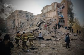 Zelensky afirma que Rusia bombardeó un edificio de departamentos como regalo de cumpleaños para Putin
