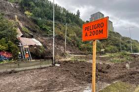 Derrumbe destruye vivienda en Puerto Montt: habría una persona desaparecida