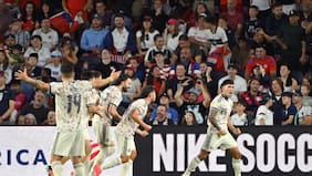 Aprovecha un enredo en el área: el gol de Diego Ulloa para el empate de la Roja ante Estados Unidos
