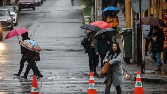 La lluvia llega a Santiago y la zona central: revisa cuándo y qué esperar del evento